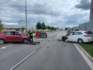 Obě auta musí po nehodě ve Vrchlabí do servisu, dva lidé skončili v péči lékařů