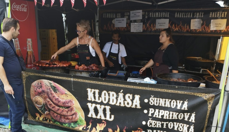 Klobása a langoš za 150, burger i za 250. Jak se letos hodovalo na živitelce