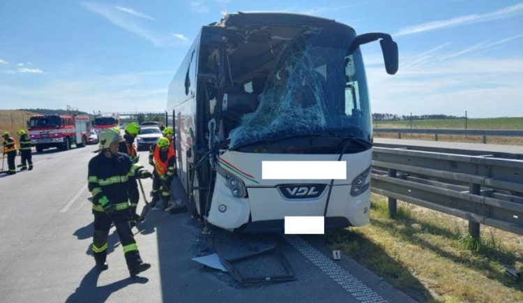 Na dálnici se srazil nákladní vůz s autobusem. Později i dva osobáky