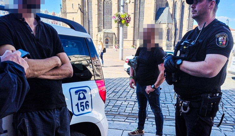 Útočník napadl teprve patnáctiletého chlapce, nechtěl mu prý půjčit mobil