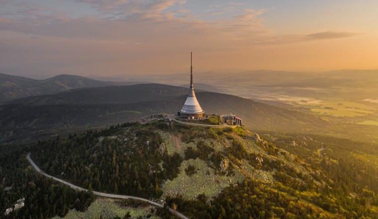 Krajští zastupitelé schválili záměr kraje koupit Ještěd