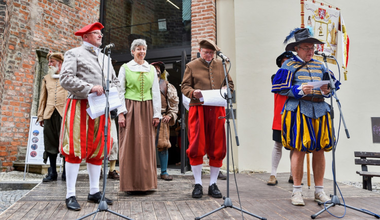 Ceremoniál zvoníků: centrem Hradce projde dobový průvod. Bude slyšet Augustin