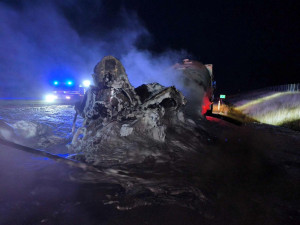 Cisterna na D11 skončila v plamenech, škody jdou do milionů