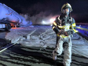 Cisterna na D11 skončila v plamenech, škody jdou do milionů