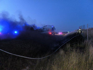 Cisterna na D11 skončila v plamenech, škody jdou do milionů