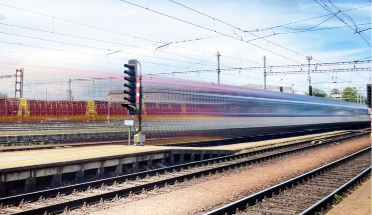 Vlaky budou na konci prázdnin slušně zaplněné, sledujte semafor