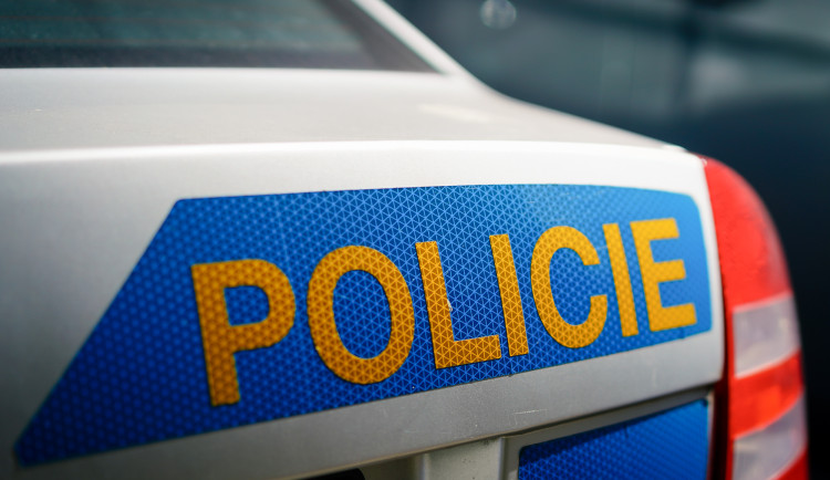 Dálnici D4 uzavřela nehoda karavanu a motorky