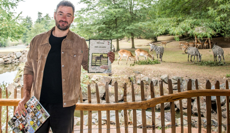 Populární zpěvák Marek Ztracený pokřtil mládě vzácné zebry bezhřívé