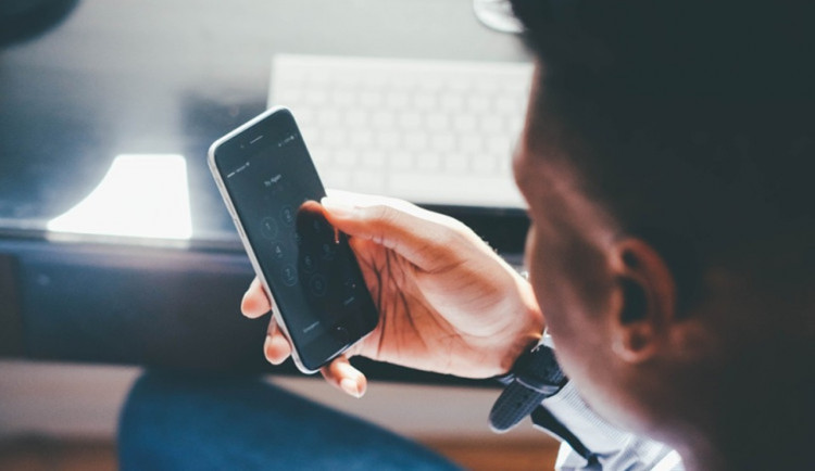 Muž se spálil při nákupu dálniční známky. Zaplatil 22 600 korun a známku nemá