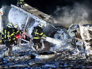 Dálnice D11 je po nočním požáru cisterny a po patnáctihodinové uzavírce znovu průjezdná