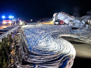 Dálnice D11 je po nočním požáru cisterny stále ve směru na Polsko neprůjezdná