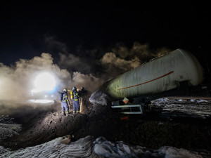 Dálnice D11 je po nočním požáru cisterny stále ve směru na Polsko neprůjezdná