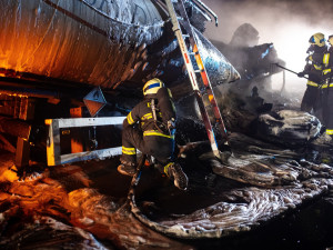 Dálnice D11 je po nočním požáru cisterny stále ve směru na Polsko neprůjezdná