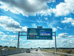 Na D11 si to Toyota střihla v protisměru. Řidič měl v sobě skoro tři promile