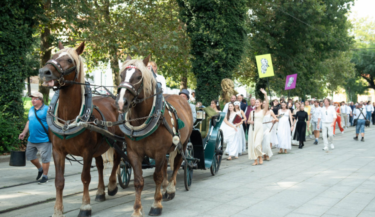 Do ulic města se vydá jubilejní Průvod Vendelín, přivítá novu divadelní sezonu