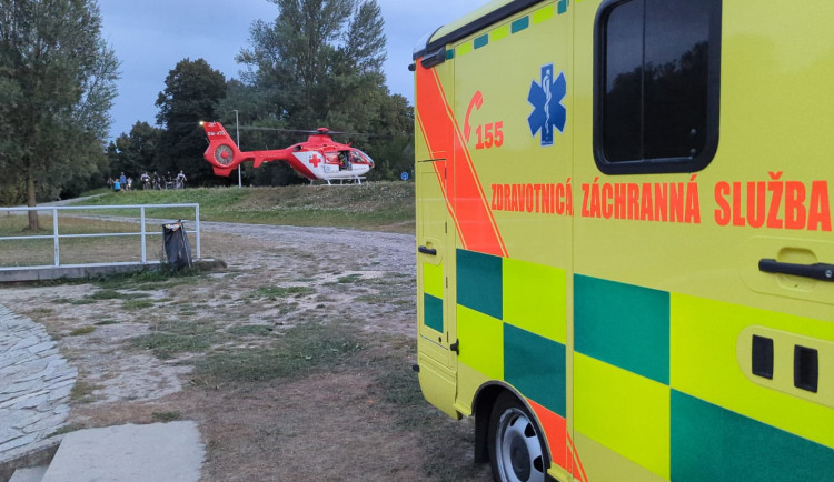 Muž si při skoku do Ostravice vážně poranil páteř, letěl pro něj vrtulník