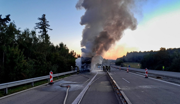 Požár kamionu ochromil provoz na dálnici D5, hasiči museli rozebrat část svodidel