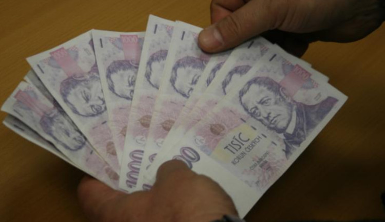 Podvodníci vylákali po seniorce přes 150 tisíc. Peníze osobně předala kurýrovi