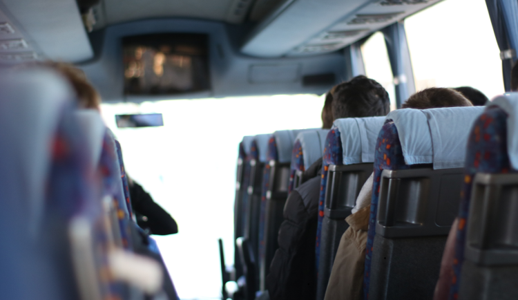 Od září se mění autobusové jízdní řády. Přinášíme přehled změn v kraji  Od neděle 31. srpna se mění jízdní řády autobusů v Královéhradeckém kraji. Úpravy reagují na připomínky cestujících, obcí i dopravců. Vedení kraje doporučuje všem, aby si před ce