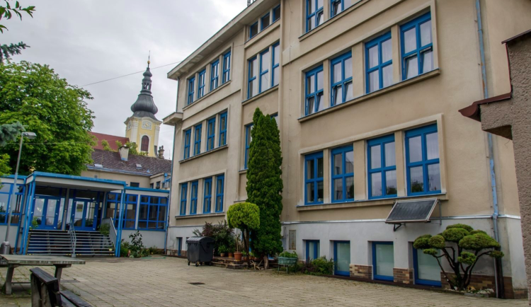 Škola v Novém Hradci Králové pod lupou: Kontrola odhalila podivné účetní pohyby