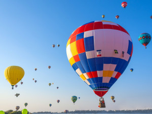 Osmdesát balonů nad Hradcem Králové: První start bude už dneska odpoledne