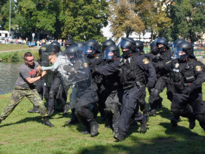 V centru Hradce se dneska uskuteční záchrana tonoucího, v akci bude vrtulník i psovod
