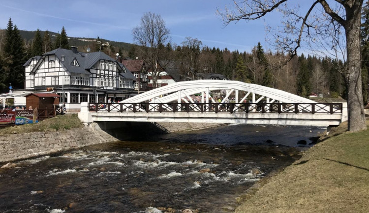Bílý most ve Špindlerově Mlýně dostává nový nátěr, oprava skončí v říjnu
