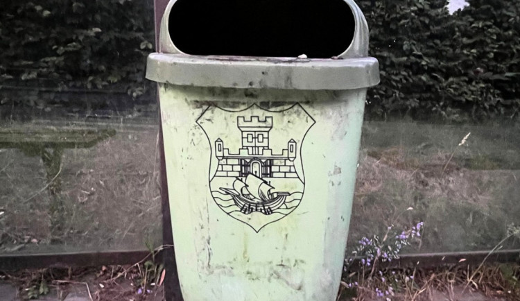 V Tachově mají koše se znakem Bělehradu, nikdo si toho celé roky ani nevšiml