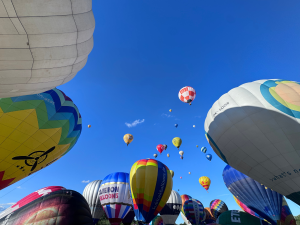 Zvířata se mohou bát horkovzdušných balonů. Hradecký zastupitel varuje před plašením koní