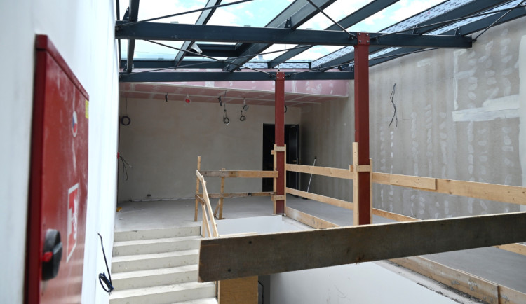 Škola v Malšově Lhotě: Hradec promine rodičům poplatky. Kolaudace se přiblížila