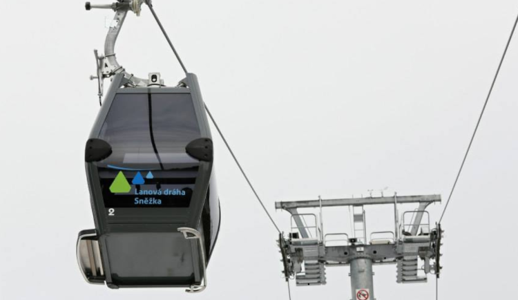 Část lanovek v hradeckém kraji omezila provoz. Některé jedou už jen o víkendech