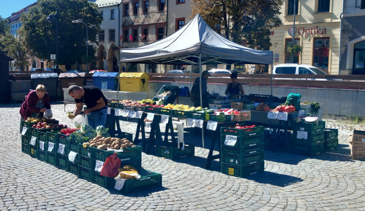 Trhovců na jihlavském náměstí je stále méně. Zatím tam mohou zůstat