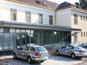Zdrogovaný řidič si v Trutnově hrál na bratra, policisté mu na to neskočili