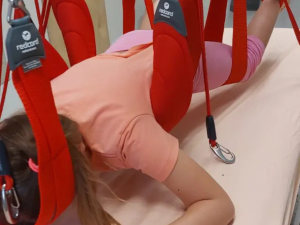 Postižená dvojčátka s obrovskou silou. K lepšímu životu jim může pomoct pár tisícovek