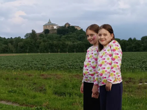 Postižená dvojčátka s obrovskou silou. K lepšímu životu jim může pomoct pár tisícovek