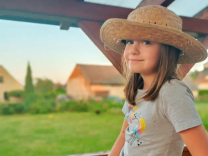 Postižená dvojčátka s obrovskou silou. K lepšímu životu jim může pomoct pár tisícovek