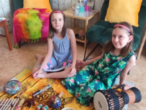 Postižená dvojčátka s obrovskou silou. K lepšímu životu jim může pomoct pár tisícovek