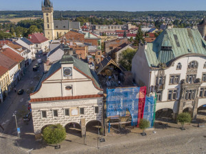 Rekonstrukce historického domu ve Dvoře Králové pokračuje. Střecha bude do zimy