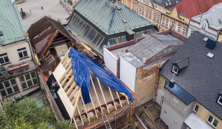 Rekonstrukce historického domu ve Dvoře Králové pokračuje. Střecha bude do zimy