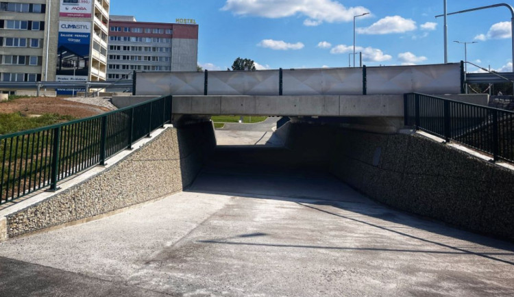 Hradecká Mileta mění tvář: průjezd otevřen, podchod a cyklostezka na spadnutí