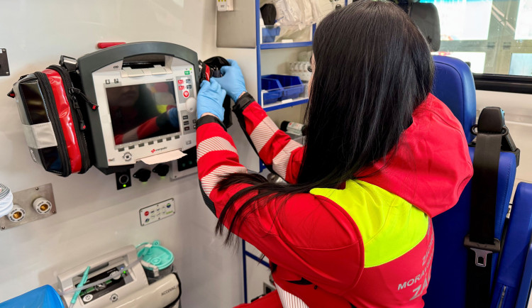 Muž na Ostravsku utrpěl vážná zranění při pádu ze střechy, zřítil se ze čtyř metrů