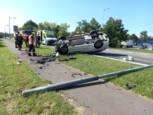 Řidič vzal cestou u hradeckého Makra sloup veřejného osvětlení