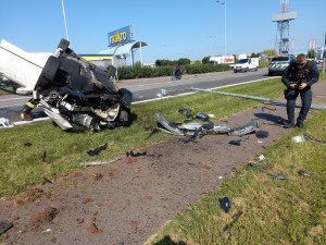 Řidič vzal cestou u hradeckého Makra sloup veřejného osvětlení