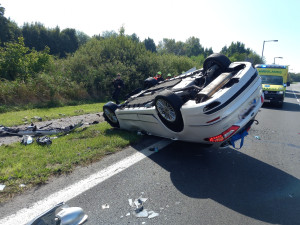 Řidič vzal cestou u hradeckého Makra sloup veřejného osvětlení
