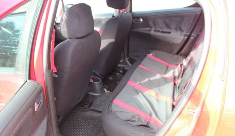 Mladík chtěl svézt známé své kamarádky, stal se obětí loupežného přepadení