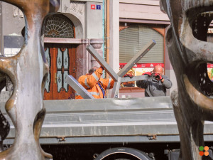 Konec letního provozu mlhovišť v Hradci Králové. Pracovníci je stěhují do skladu