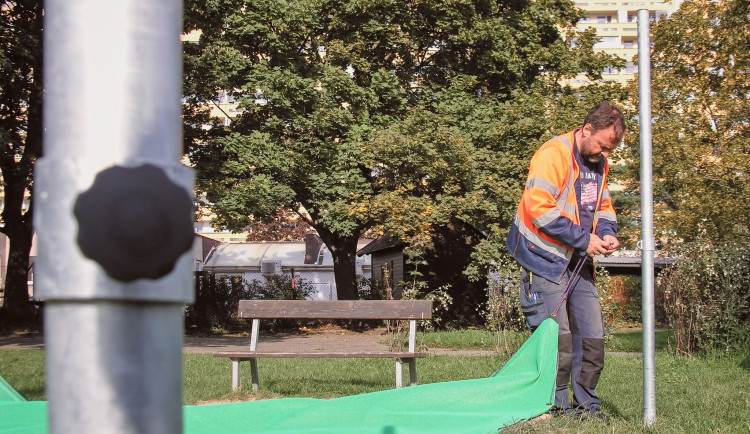 Zastínění pískovišť v Hradci Králové končí sezónu. Plachty a přístřešky mizí