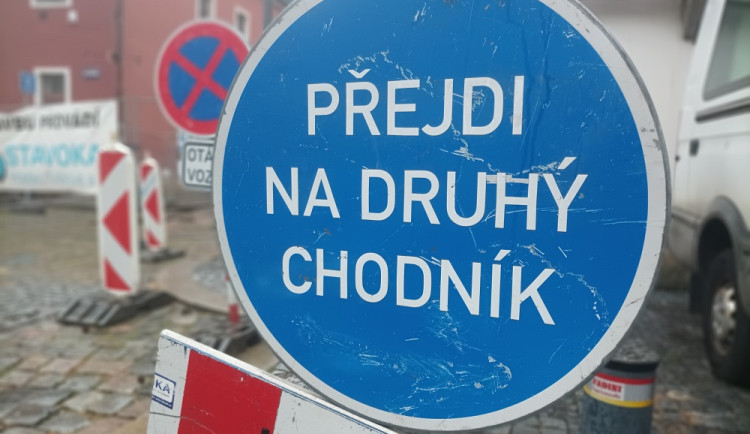 Řidiči v Jičíně musí držet nervy na uzdě, čeká je tříletá rekonstrukce ulic Ruská a Poděbradova