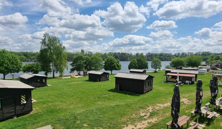 Kemp Keramika šokoval nebinárními toaletami, teď má bronz v anketě Kemp roku 2025