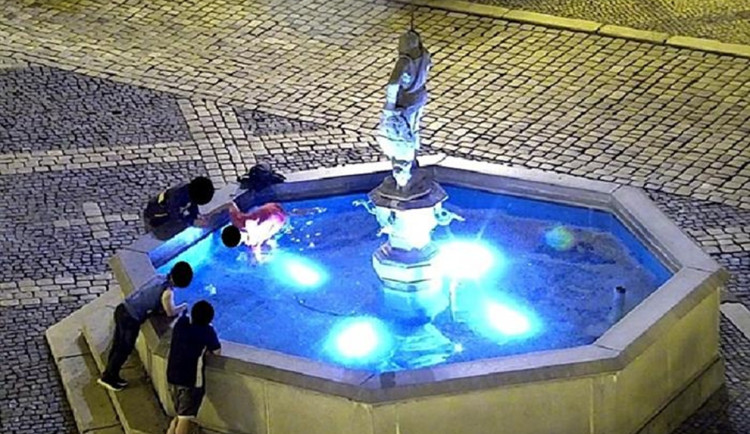 Mladíci lovili v Chebu peníze za kašny, strážníci jejich počínání vyřešili pokutou